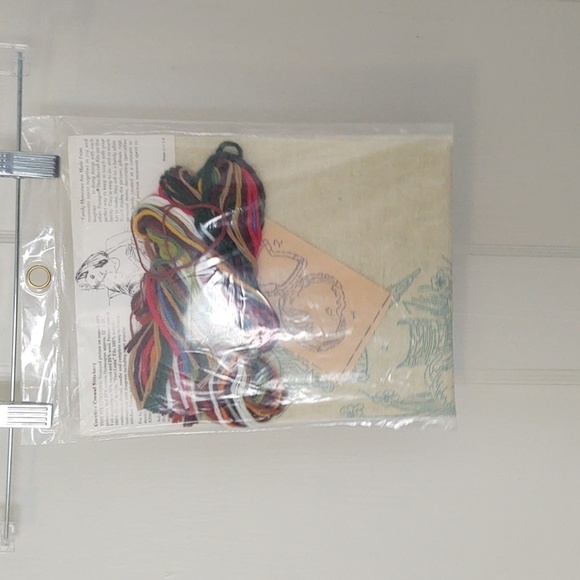 Vintage Unopened Paragon NeedleCraft Hummel Lots of Luck Kit No. 0931 - Picture 2 of 2